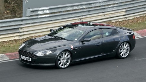 Nu we het studiemodel van de Aston Martin Rapide al in 2006 konden aanschouwen op de NAIS in Detroit, zijn we verheugd weer eens iets van deze niche-Brit te horen. En te zien, want we hebben deze stij