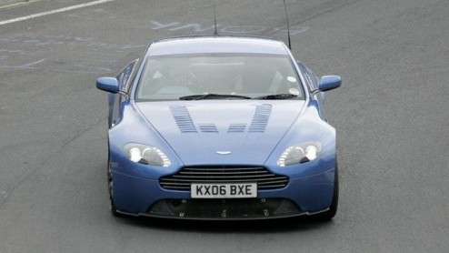 Nu bekend is dat de Aston Martin V12 Vantage RS in productie zal gaan begin volgend jaar, is het niet vreemd dat we het rijdende bewijs al op de gevoelige plaat hebben kunnen vastleggen. Deze Engelse