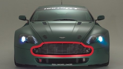 Geloof het of niet maar het bedrijf Prodrive, het bedrijf wat onder andere verantwoordelijk is voor het prepareren van de Subaru rallyautos, heeft op basis van de Aston Martin V8 Vantage een rallyaut