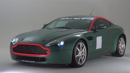 Geloof het of niet maar het bedrijf Prodrive, het bedrijf wat onder andere verantwoordelijk is voor het prepareren van de Subaru rallyautos, heeft op basis van de Aston Martin V8 Vantage een rallyaut