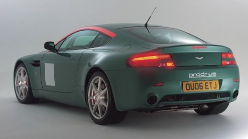 Geloof het of niet maar het bedrijf Prodrive, het bedrijf wat onder andere verantwoordelijk is voor het prepareren van de Subaru rallyautos, heeft op basis van de Aston Martin V8 Vantage een rallyaut