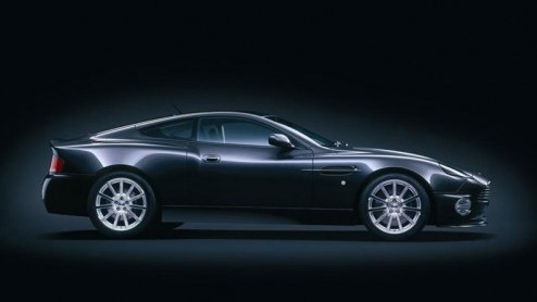 En dan nu een trieste mededeling. Aston Martin gaat stoppen met de productie van de Vanquish S. Na 2.000 exemplaren houdt het echt op voor de brute Aston. Wie er nog een wil bemachtigen moet snel zijn