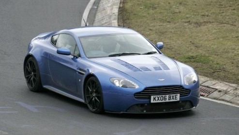 Nu bekend is dat de Aston Martin V12 Vantage RS in productie zal gaan begin volgend jaar, is het niet vreemd dat we het rijdende bewijs al op de gevoelige plaat hebben kunnen vastleggen. Deze Engelse