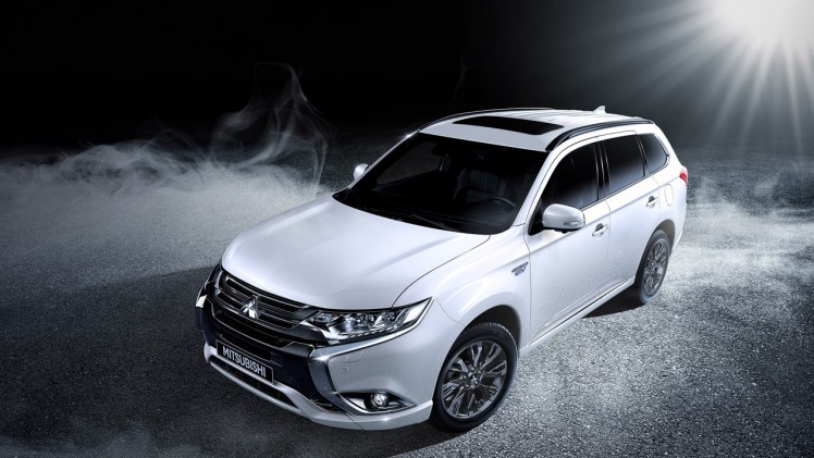 Mitsubishi verlaagt de prijs van de Outlander PHEV en voegt een sportieve S-versie toe.