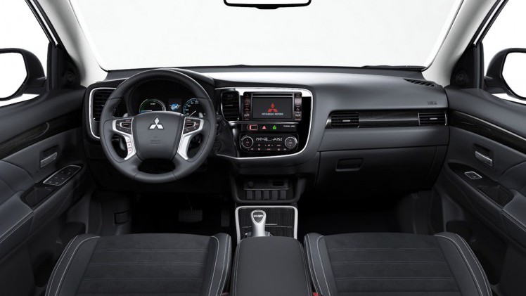 Mitsubishi verlaagt de prijs van de Outlander PHEV en voegt een sportieve S-versie toe.