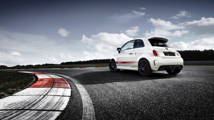 Abarth gaat het Movistar Yamaha MotoGP-team achterna met de 595 Yamaha Factory Racing Edition. Hij is te koop vanaf 25.595 euro.