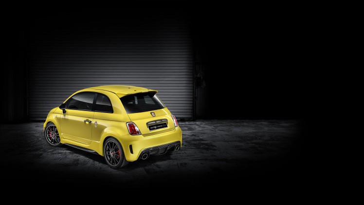 De Abarth 695 Biposto kun je in alle kleuren krijgen, zolang het maar matgrijs is. Daar komt nu verandering in met de komst van deze knalgele 695 Biposto Record.