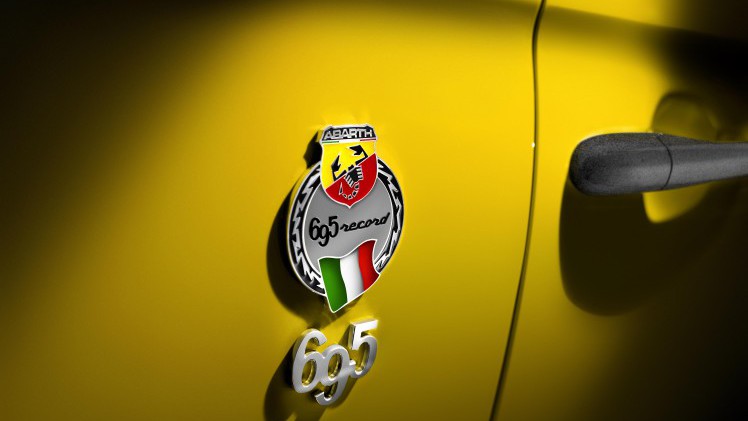 De Abarth 695 Biposto kun je in alle kleuren krijgen, zolang het maar matgrijs is. Daar komt nu verandering in met de komst van deze knalgele 695 Biposto Record.