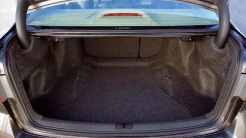 Honda gooit het met de nieuwe Accord over een andere boeg. Zeker de Tourer profiteert van de nieuwe zienswijze van de fabrikant. Wat is het geval? De vormgeving heeft de voorkeur gekregen boven het pr