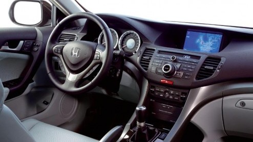 Honda gooit het met de nieuwe Accord over een andere boeg. Zeker de Tourer profiteert van de nieuwe zienswijze van de fabrikant. Wat is het geval? De vormgeving heeft de voorkeur gekregen boven het pr