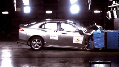 Reden voor een feestje bij Honda. De nieuwe Honda Accord behaalde een topscore in de NCAP botsproef. Naast vijf sterren voor de bescherming van inzittenden scoorde de Accord vier sterren voor kindveil