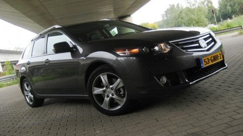 Is het zijn Japanse afkomst, misschien zijn looks, of toch gewoon een gevoelskwestie? De Honda Accord is tot op heden geen veelgeziene gast in het al dan niet zakelijke verkeer. Reden genoeg voor het