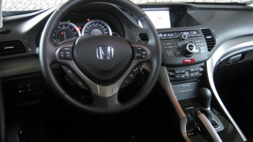 Is het zijn Japanse afkomst, misschien zijn looks, of toch gewoon een gevoelskwestie? De Honda Accord is tot op heden geen veelgeziene gast in het al dan niet zakelijke verkeer. Reden genoeg voor het