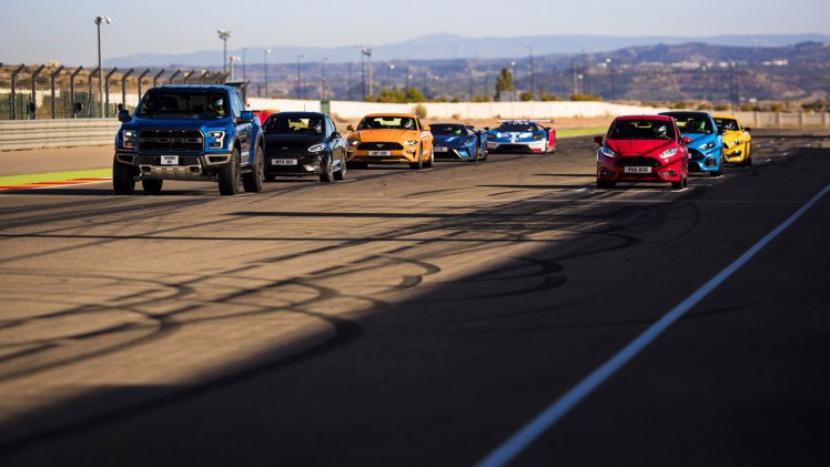 Ford produceerde een spectaculaire video door met acht sportieve modellen op een circuit te racen.