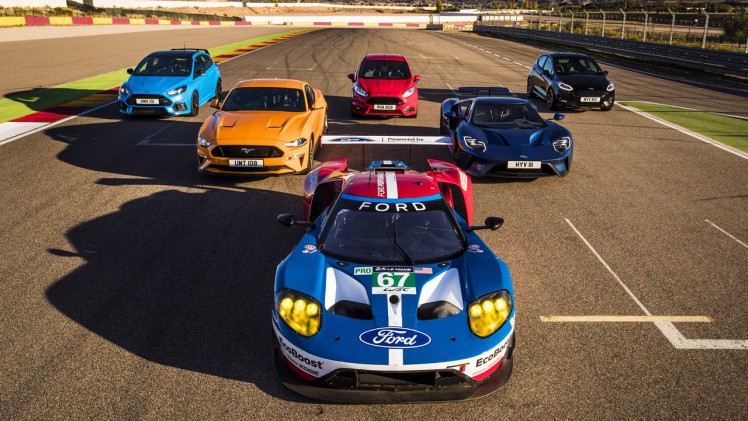 Ford produceerde een spectaculaire video door met acht sportieve modellen op een circuit te racen.