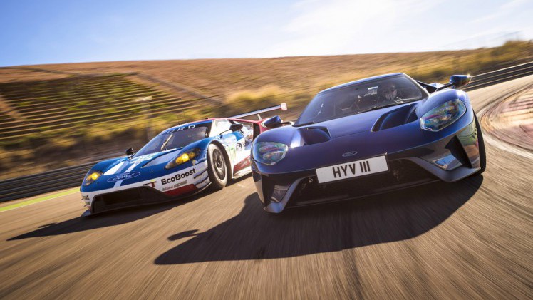 Ford produceerde een spectaculaire video door met acht sportieve modellen op een circuit te racen.