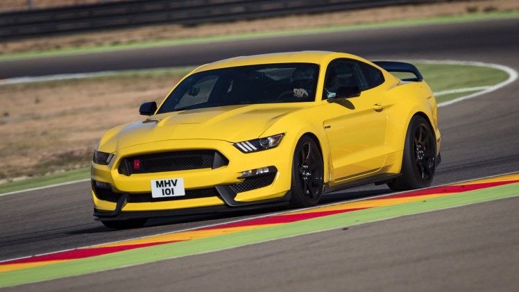 Ford produceerde een spectaculaire video door met acht sportieve modellen op een circuit te racen.