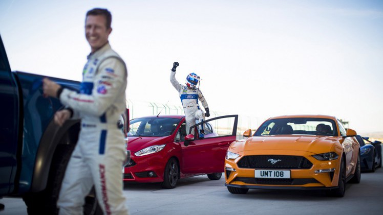 Ford produceerde een spectaculaire video door met acht sportieve modellen op een circuit te racen.