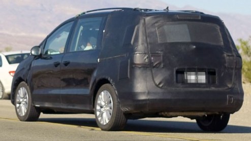 Zojuist gespot op een van de heetste plekken der aarde: de nieuwe Volkswagen Sharan. Inderdaad, Volkswagen heeft wel degelijk een opvolger voor deze multifunctionele ruime gezin- en bagagevervoerder g