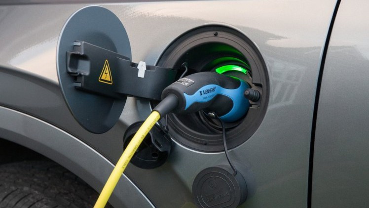 Er is meer bekend geworden over het volledig elektrische model dat Volvo in 2019 op de markt zal brengen. De Amerikaanse CEO vulde het prijskaartje en de actieradius vast in.