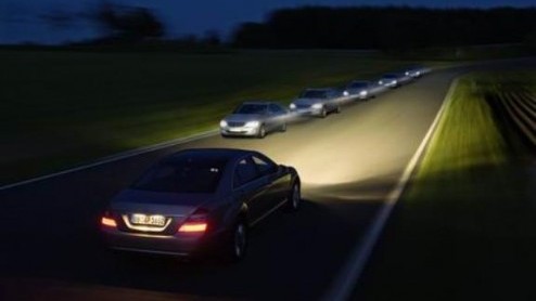 Mercedes heeft een nieuw systeem ontwikkeld die het rijden in het donker nog prettiger en veiliger maakt. Naast systemen als bochtenverlichting, Night Vision en xenon dimlicht, biedt Das Haus vanaf he