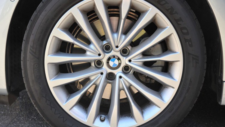 BMW zet met de nieuwste generatie 5-serie een flinke stap in de richting van autonoom rijden. AutoVandaag test de nieuwe 520d met sequentile achttrapsautomaat.