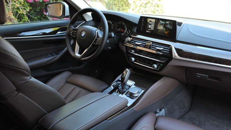 BMW zet met de nieuwste generatie 5-serie een flinke stap in de richting van autonoom rijden. AutoVandaag test de nieuwe 520d met sequentile achttrapsautomaat.