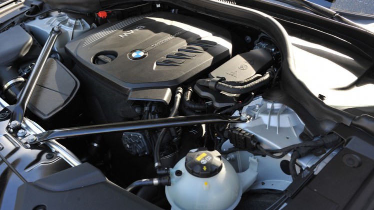 BMW zet met de nieuwste generatie 5-serie een flinke stap in de richting van autonoom rijden. AutoVandaag test de nieuwe 520d met sequentile achttrapsautomaat.