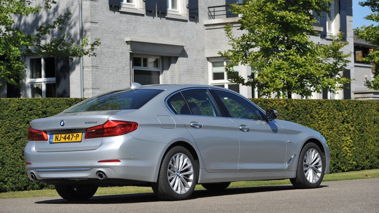 BMW zet met de nieuwste generatie 5-serie een flinke stap in de richting van autonoom rijden. AutoVandaag test de nieuwe 520d met sequentile achttrapsautomaat.