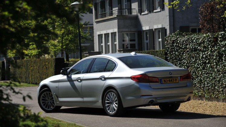 BMW zet met de nieuwste generatie 5-serie een flinke stap in de richting van autonoom rijden. AutoVandaag test de nieuwe 520d met sequentile achttrapsautomaat.