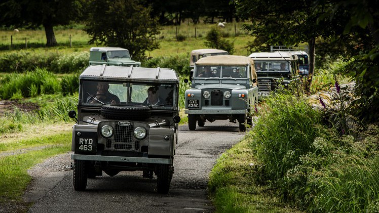 Nog een keer rijden met de Land Rover Defender. De iconische terreinauto gaat uit productie, maar niet voordat er drie Limited Editions in de showroom staan. Rijtest!