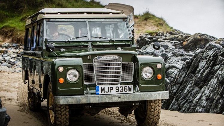 Nog een keer rijden met de Land Rover Defender. De iconische terreinauto gaat uit productie, maar niet voordat er drie Limited Editions in de showroom staan. Rijtest!