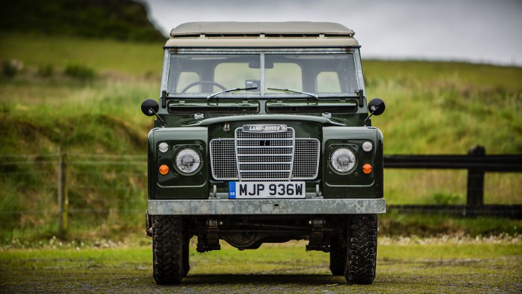 Nog een keer rijden met de Land Rover Defender. De iconische terreinauto gaat uit productie, maar niet voordat er drie Limited Editions in de showroom staan. Rijtest!