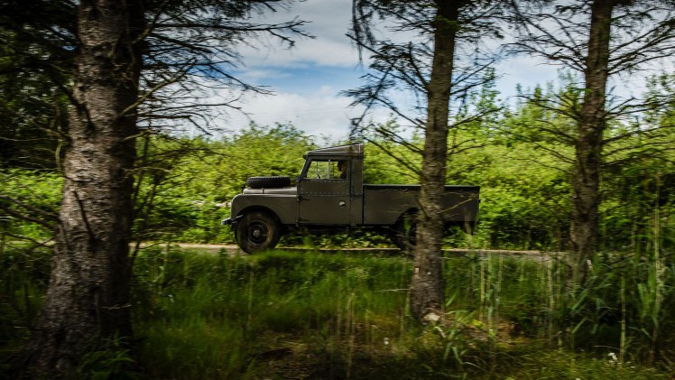 Nog een keer rijden met de Land Rover Defender. De iconische terreinauto gaat uit productie, maar niet voordat er drie Limited Editions in de showroom staan. Rijtest!