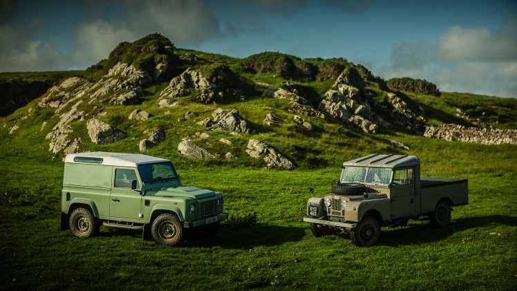 Nog een keer rijden met de Land Rover Defender. De iconische terreinauto gaat uit productie, maar niet voordat er drie Limited Editions in de showroom staan. Rijtest!