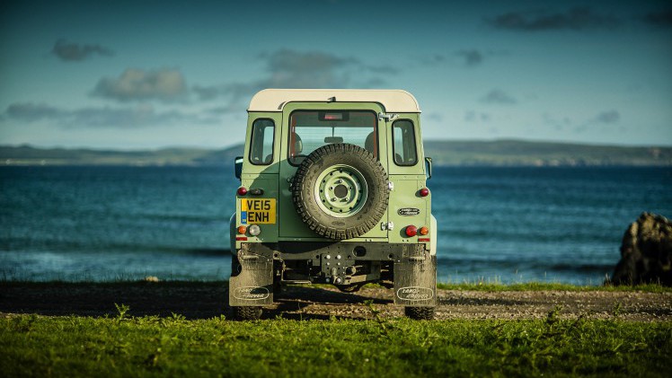 Nog een keer rijden met de Land Rover Defender. De iconische terreinauto gaat uit productie, maar niet voordat er drie Limited Editions in de showroom staan. Rijtest!
