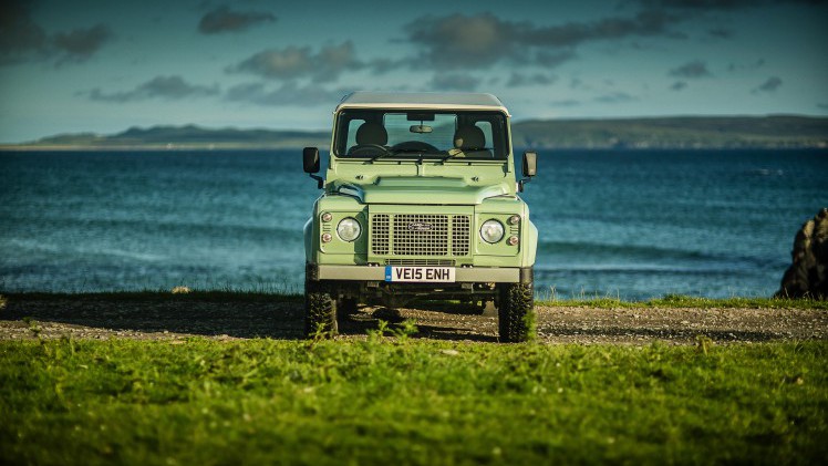 Nog een keer rijden met de Land Rover Defender. De iconische terreinauto gaat uit productie, maar niet voordat er drie Limited Editions in de showroom staan. Rijtest!