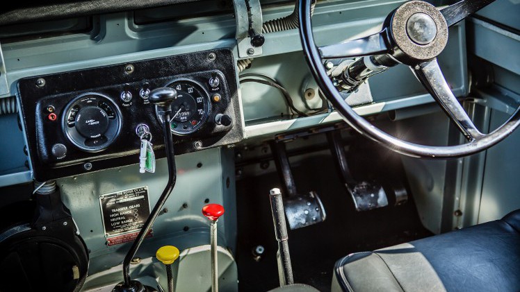 Nog een keer rijden met de Land Rover Defender. De iconische terreinauto gaat uit productie, maar niet voordat er drie Limited Editions in de showroom staan. Rijtest!