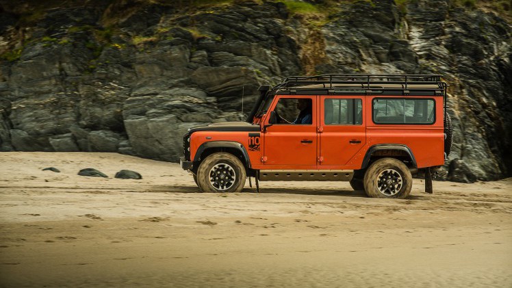 Nog een keer rijden met de Land Rover Defender. De iconische terreinauto gaat uit productie, maar niet voordat er drie Limited Editions in de showroom staan. Rijtest!