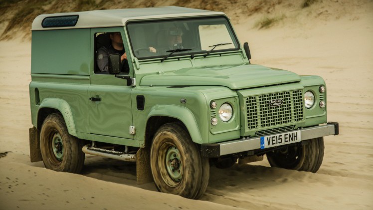 Nog een keer rijden met de Land Rover Defender. De iconische terreinauto gaat uit productie, maar niet voordat er drie Limited Editions in de showroom staan. Rijtest!
