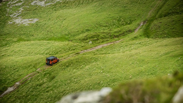 Nog een keer rijden met de Land Rover Defender. De iconische terreinauto gaat uit productie, maar niet voordat er drie Limited Editions in de showroom staan. Rijtest!