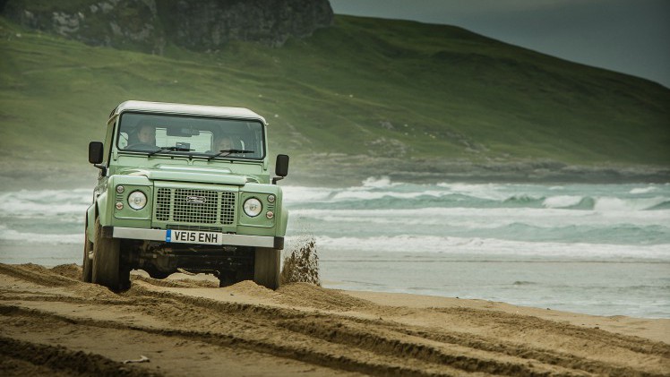 Nog een keer rijden met de Land Rover Defender. De iconische terreinauto gaat uit productie, maar niet voordat er drie Limited Editions in de showroom staan. Rijtest!