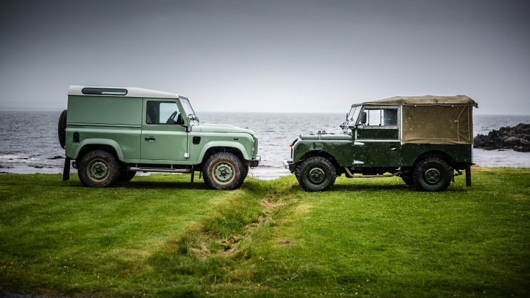 Nog een keer rijden met de Land Rover Defender. De iconische terreinauto gaat uit productie, maar niet voordat er drie Limited Editions in de showroom staan. Rijtest!