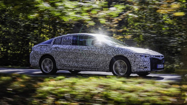 Nieuwe Opel Insignia ziet het licht als Opel Insignia Grand Sport tijdens de Autosalon van Geneve 2017. Voorafgaand aan de introductie zien we hier de spy shots van de Insignia vijfdeurs.