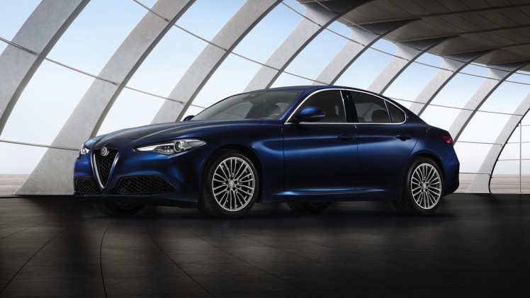 Alfa Romeo onthult de bread-and-butter versies van de Giulia, voorzien van de 2.0 TBi 200 pk benzinemotor of de 2.2 JTDm dieselmotor. Alfa brengt de Giulia sedan in drie uitvoeringen naar Nederland.