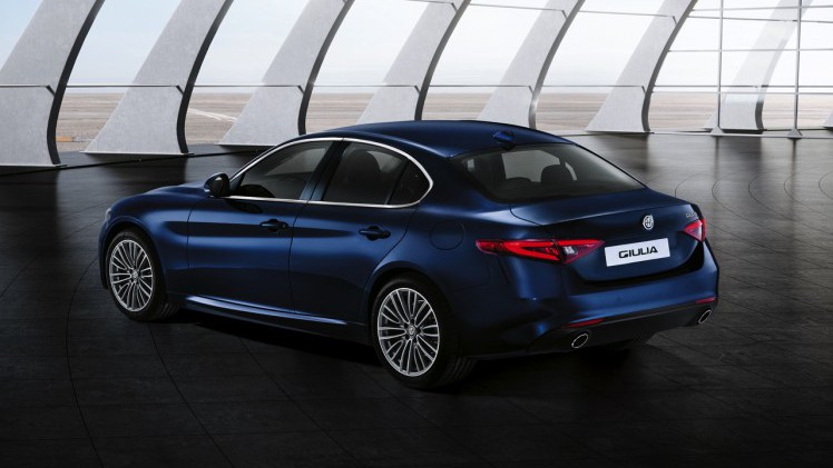 Alfa Romeo onthult de bread-and-butter versies van de Giulia, voorzien van de 2.0 TBi 200 pk benzinemotor of de 2.2 JTDm dieselmotor. Alfa brengt de Giulia sedan in drie uitvoeringen naar Nederland.