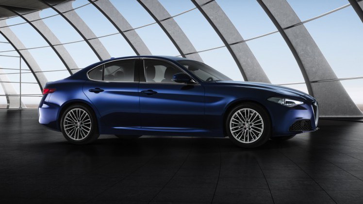 Alfa Romeo onthult de bread-and-butter versies van de Giulia, voorzien van de 2.0 TBi 200 pk benzinemotor of de 2.2 JTDm dieselmotor. Alfa brengt de Giulia sedan in drie uitvoeringen naar Nederland.