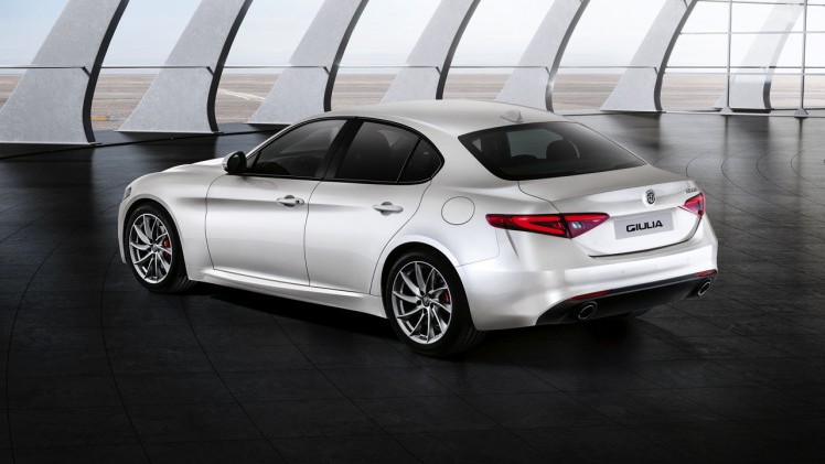 Alfa Romeo onthult de bread-and-butter versies van de Giulia, voorzien van de 2.0 TBi 200 pk benzinemotor of de 2.2 JTDm dieselmotor. Alfa brengt de Giulia sedan in drie uitvoeringen naar Nederland.