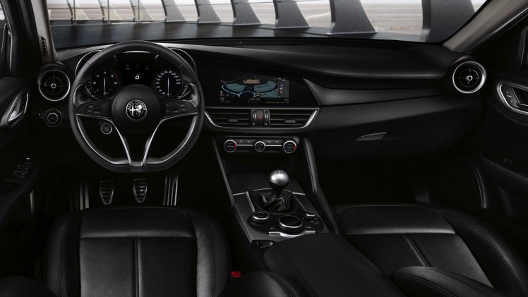Alfa Romeo onthult de bread-and-butter versies van de Giulia, voorzien van de 2.0 TBi 200 pk benzinemotor of de 2.2 JTDm dieselmotor. Alfa brengt de Giulia sedan in drie uitvoeringen naar Nederland.