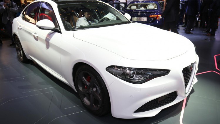 Alfa Romeo onthult de bread-and-butter versies van de Giulia, voorzien van de 2.0 TBi 200 pk benzinemotor of de 2.2 JTDm dieselmotor. Alfa brengt de Giulia sedan in drie uitvoeringen naar Nederland.
